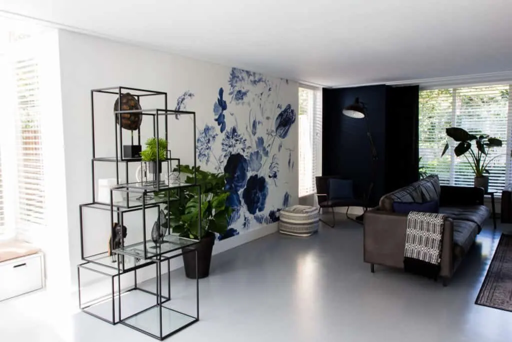 Lichte woonkamer na interieurstyling